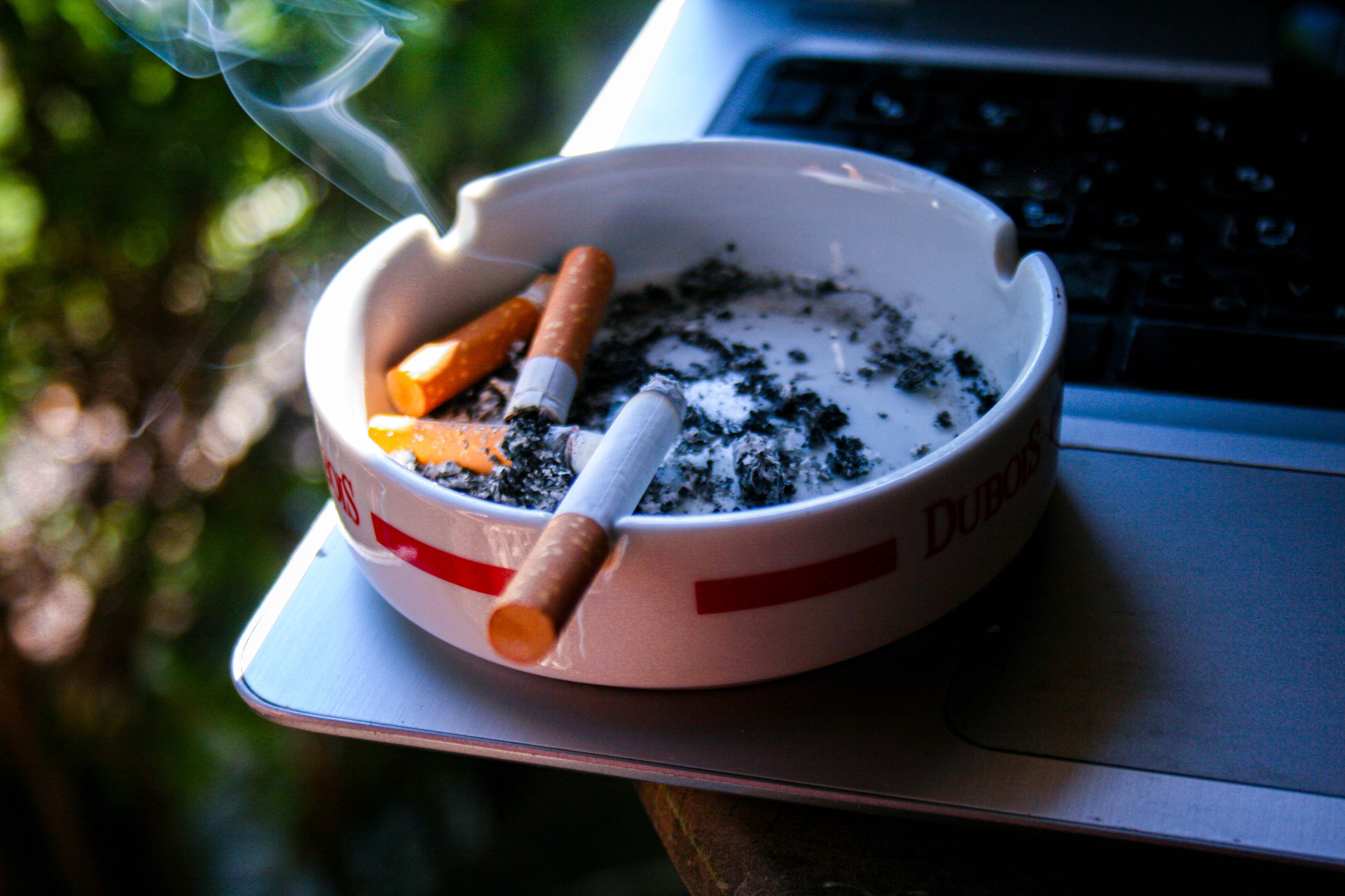 Projeto de lei que proíbe venda de cigarro para nascidos após 2008 foi aprovado nas duas casas legislativas do Reino Unido.