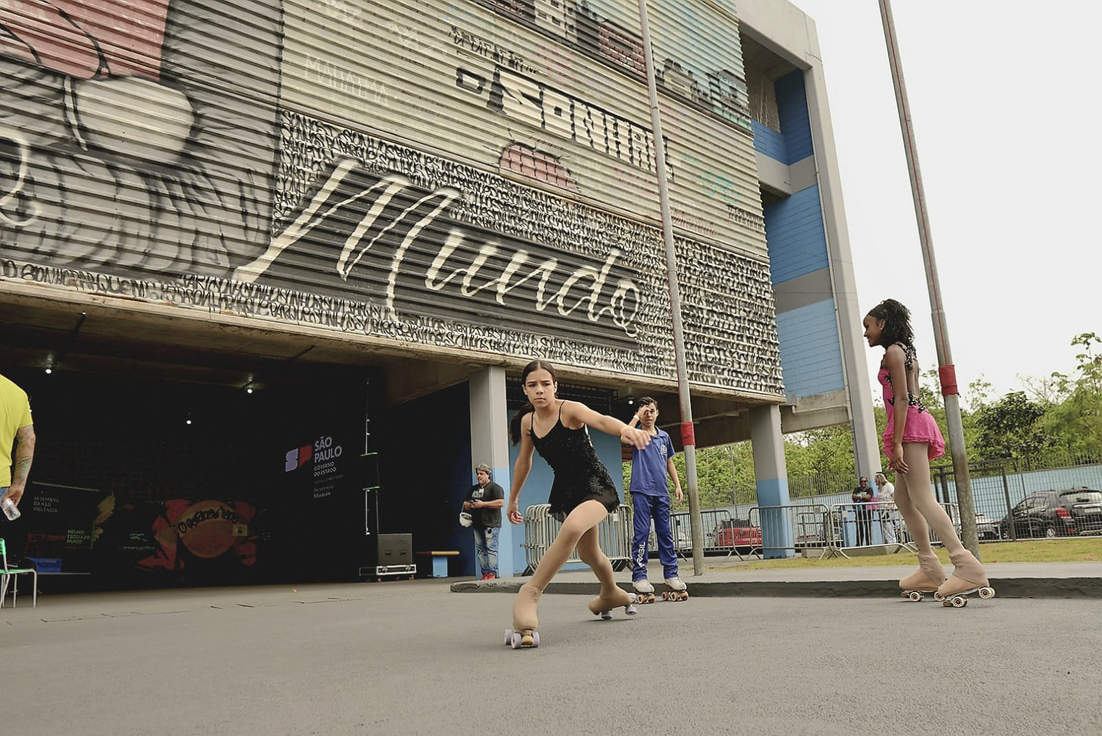 Alunas treinam patinação artística na Escola Estadual Parque dos Sonhos, em Cubatão (SP).