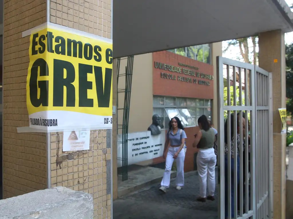Greve de servidores técnico-administrativos atinge 50 universidades federais
