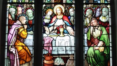 Imagem mostra um vitral de uma igreja católica.