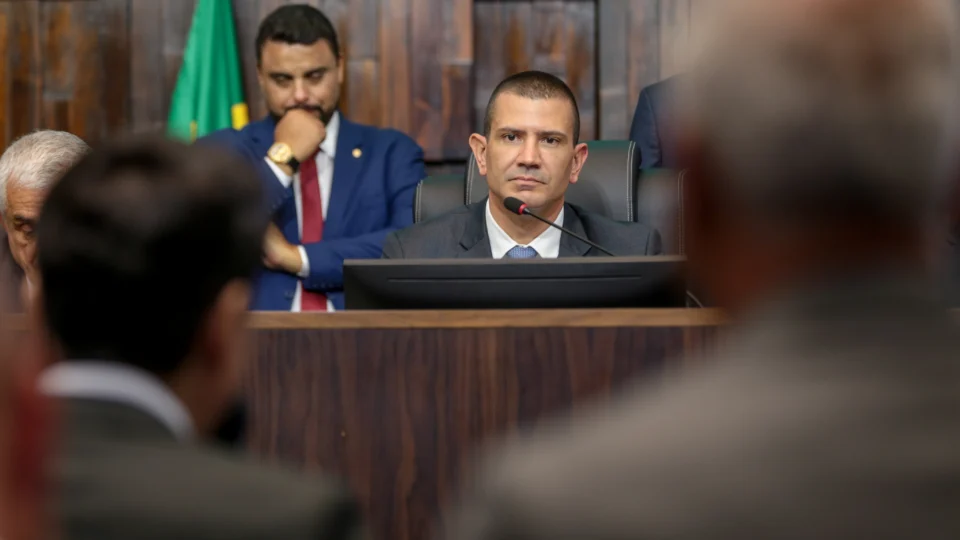 Eleição da Mesa Diretora colocou Douglas Ruas (PL) na linha sucessória do Palácio Guanabara, mas PDT contesta voto aberto.