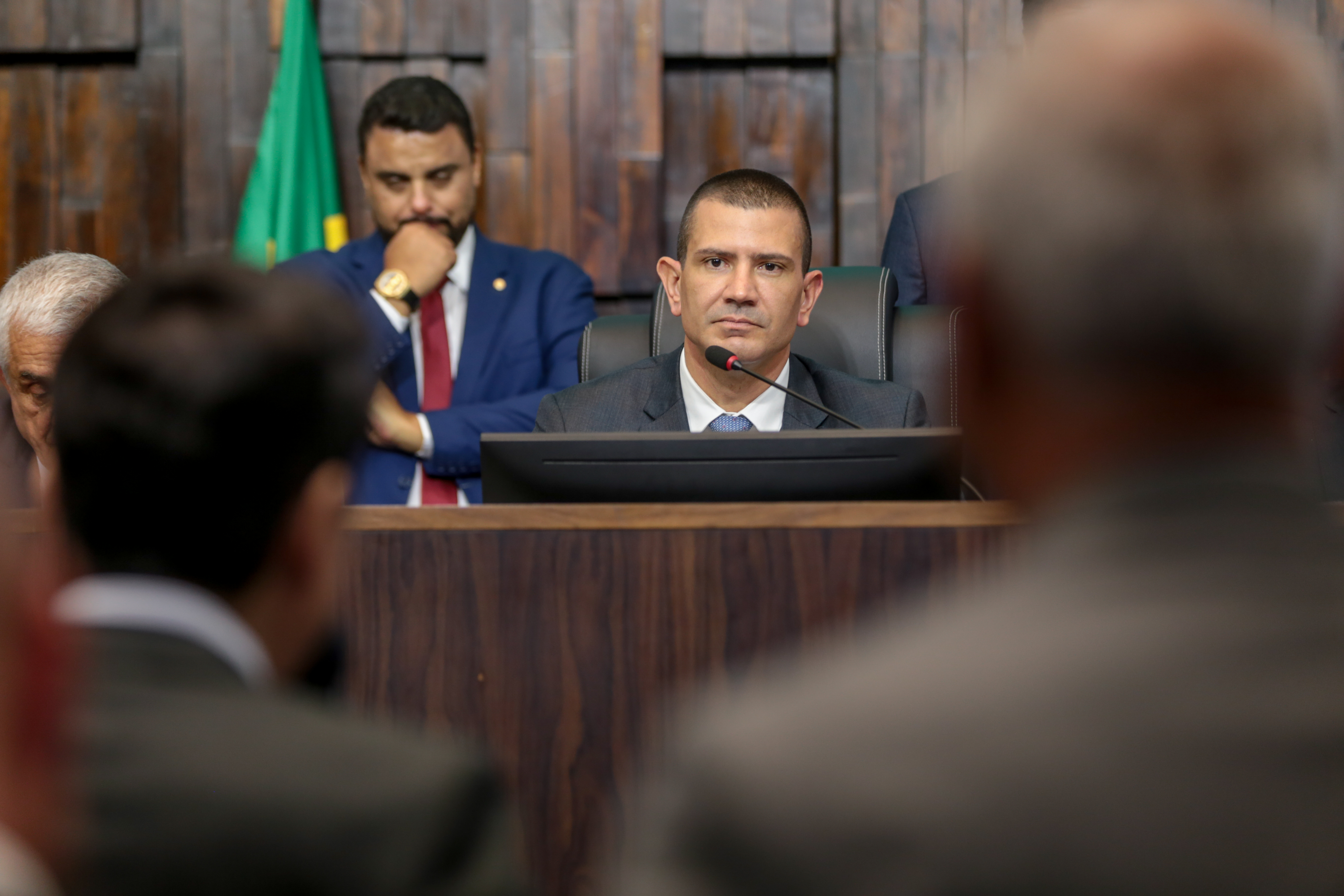 Eleição da Mesa Diretora colocou Douglas Ruas (PL) na linha sucessória do Palácio Guanabara, mas PDT contesta voto aberto.