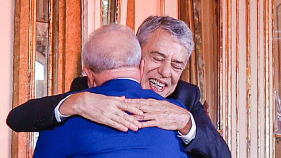 Peguei comunismo ouvindo Chico Buarque