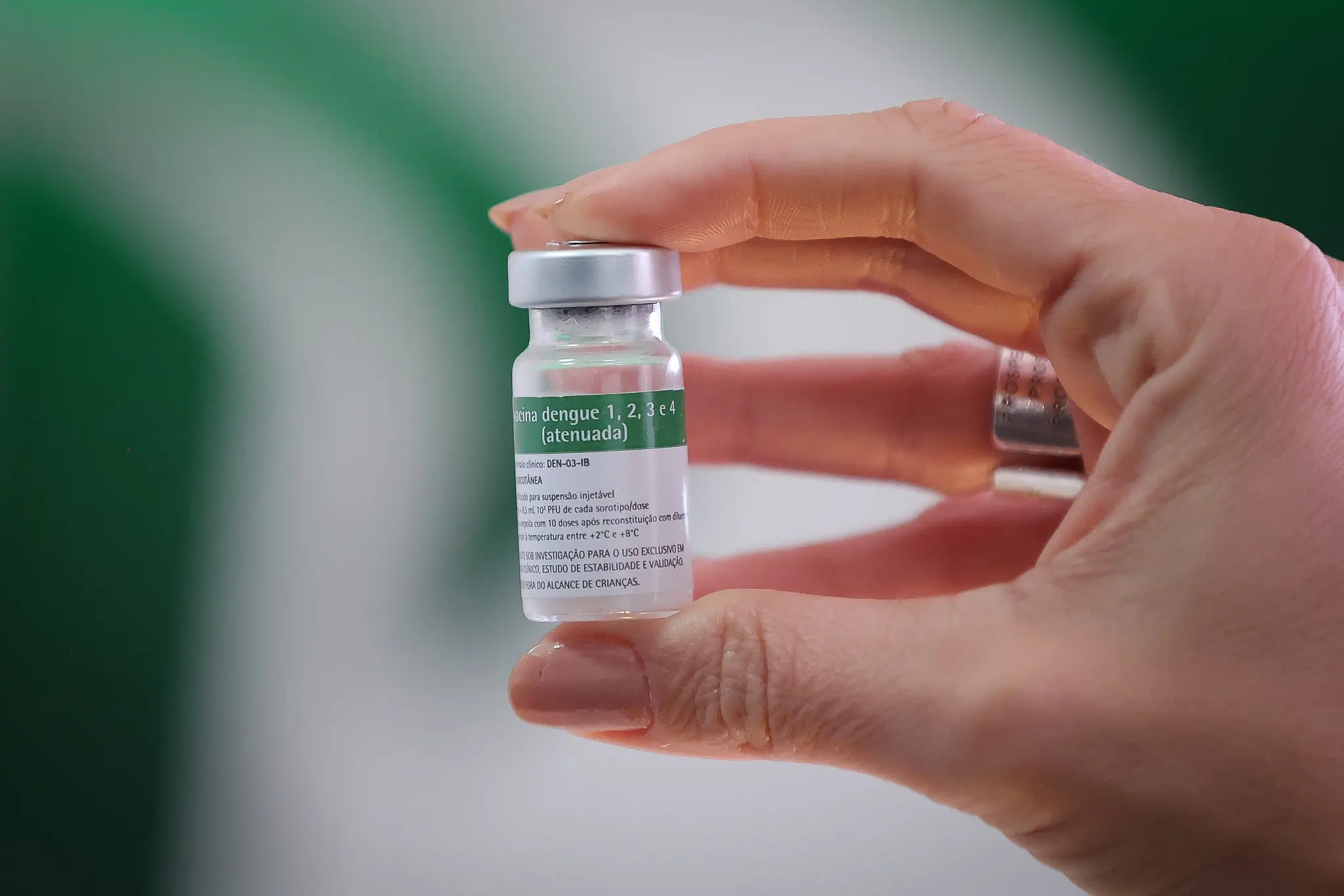 Frasco de vacina contra a dengue, estratégia que reforça as ações do Governo de São Paulo para ampliar a proteção da população.