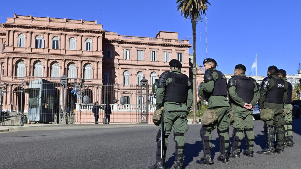 Alegando espionagem, Milei proíbe acesso de jornalistas credenciados à Casa Rosada