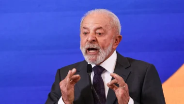 Lula diz ter convocado delegados da PF que estão “fingindo trabalhar”