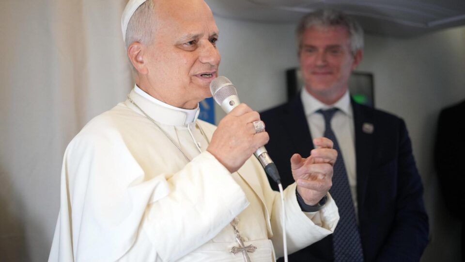 Papa Leão XIV diz que Vaticano não apoia bênção formal a casais homossexuais