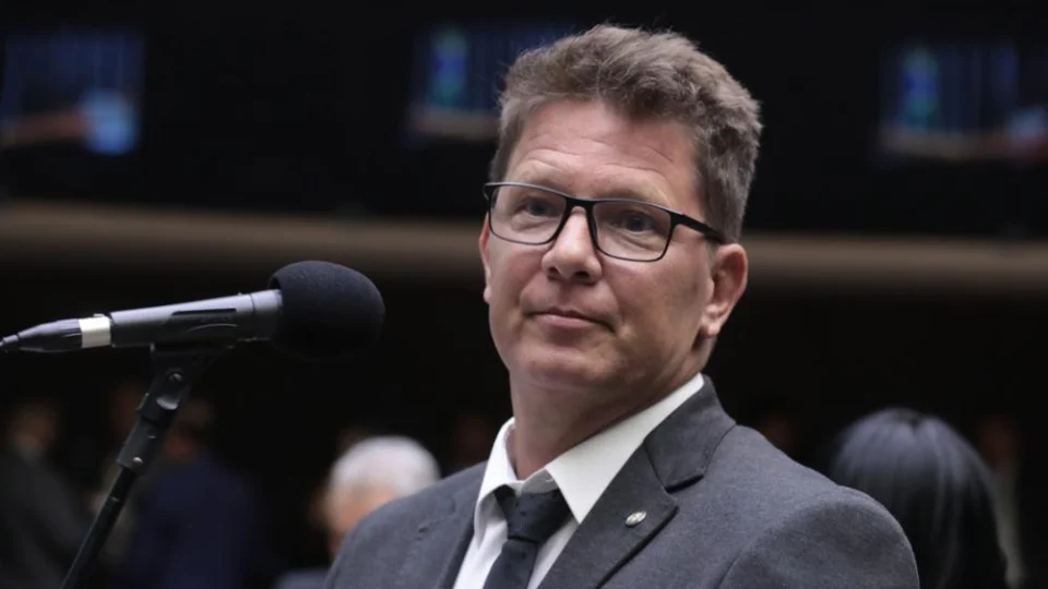 Dino exige endereço de Mario Frias em caso de emendas para filme de Bolsonaro