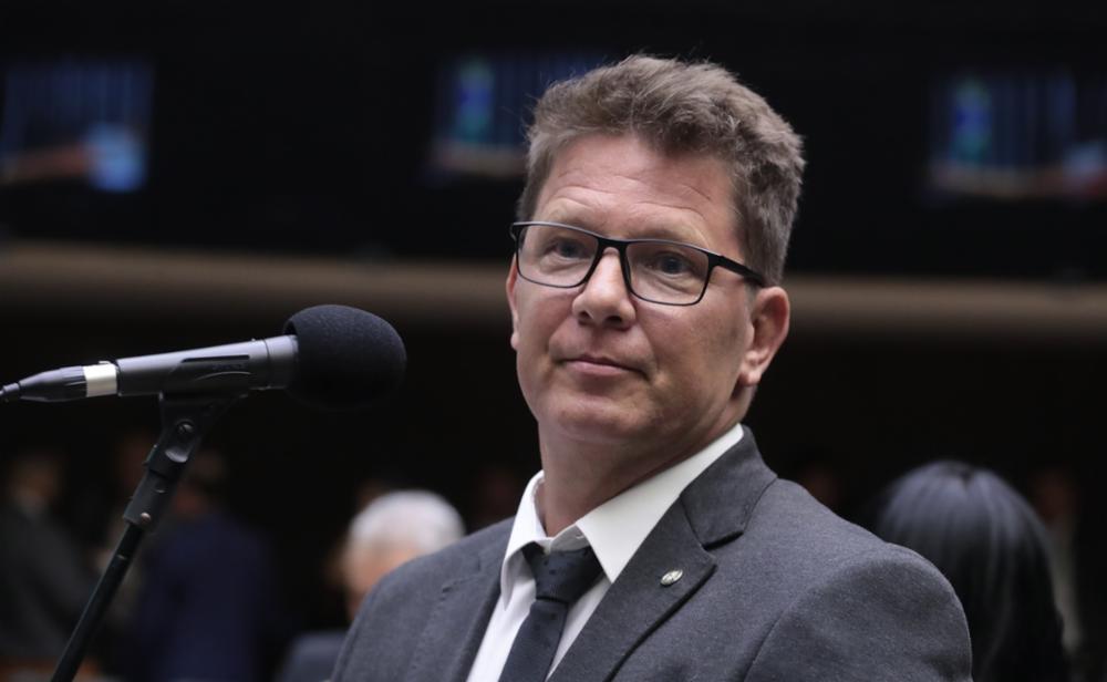 Dino exige endereço de Mario Frias em caso de emendas para filme sobre Bolsonaro