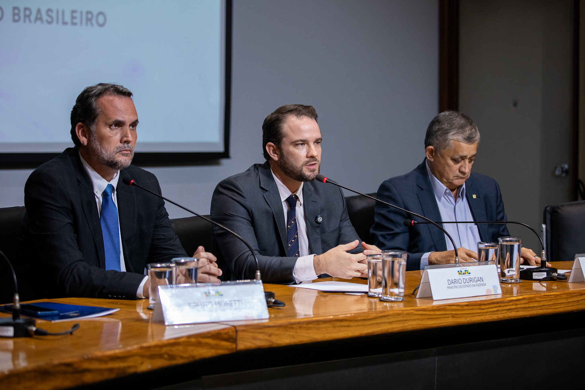 Moretti, Durigan e Guimarães anunciam proposta para usar alta do petróleo para reduzir tributos sobre gasolina.