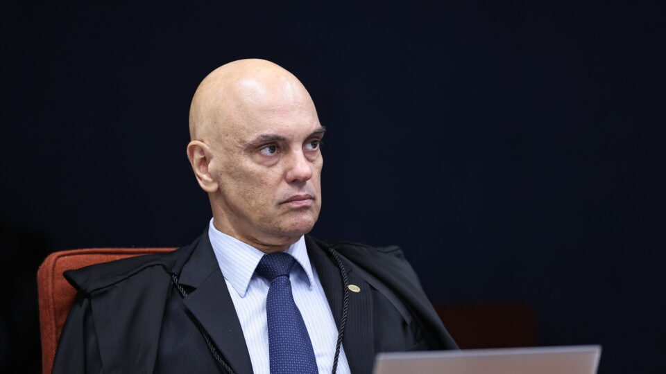 Moraes avança ação contra Eduardo Bolsonaro mesmo sem participação do ex-deputado