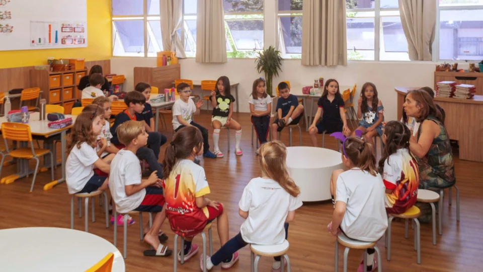 Aprendizagem em ação: No Colégio Suíço-Brasileiro, o Churermodell permite que cada criança encontre seu próprio caminho para o conhecimento, explorando o ambiente e aprendendo a aprender de forma autônoma.