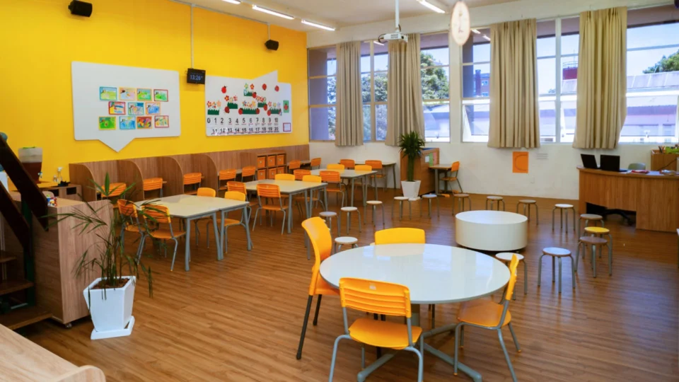 A sala de aula que inspira: no Churermodell, o ambiente participa do processo educativo, fortalecendo a aprendizagem autônoma e colaborativa.