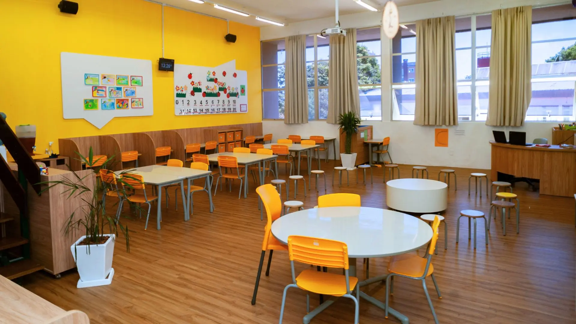 A sala de aula que inspira: no Churermodell, o ambiente participa do processo educativo, fortalecendo a aprendizagem autônoma e colaborativa.