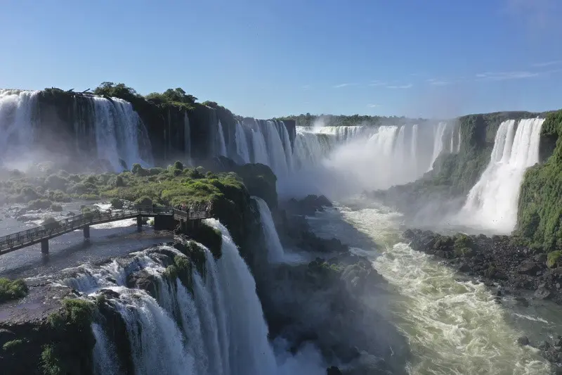 Vista das Cataratas do Iguaçu, no Parque Nacional do Iguaçu, um dos principais atrativos do destino e parte da experiência integrada proposta pelo novo combo turístico.