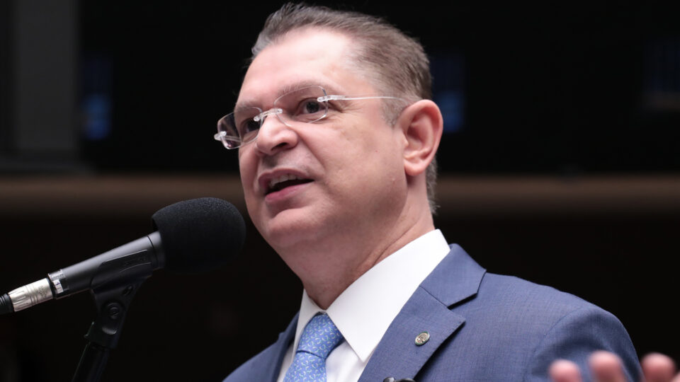 PL pode apoiar fim da escala 6×1 após as eleições, diz Sóstenes