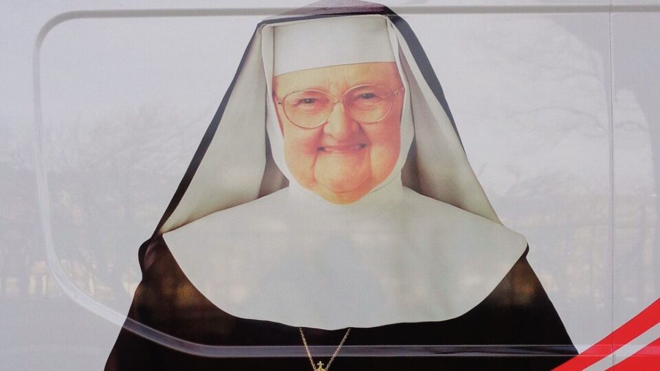 10 frases inspiradoras de Madre Angélica sobre a fé e o amor