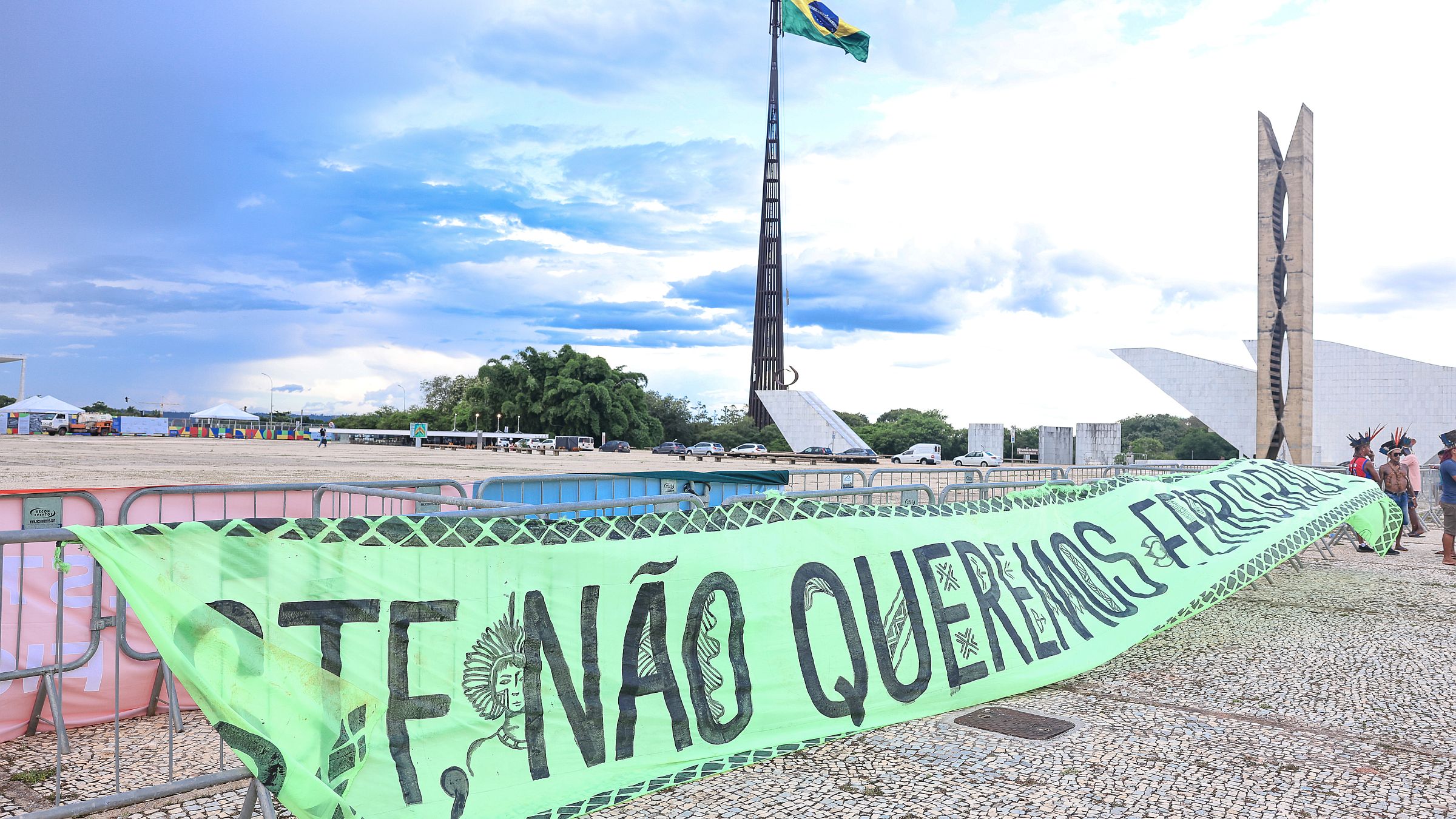 Protesto de indígenas contra a Ferrogrão diante do prédio do Supremo Tribunal Federal.