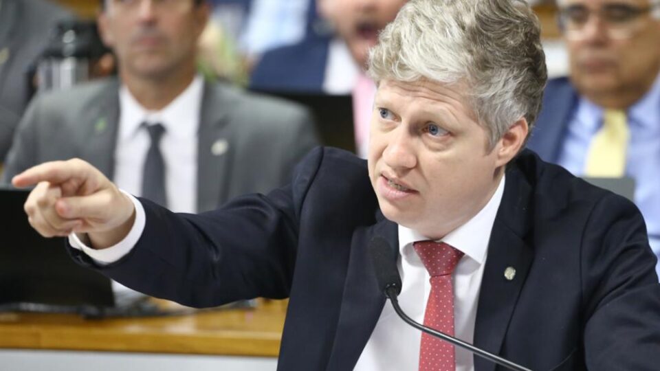 Check-in digital obrigatório em hoteis entra em vigor sob críticas; oposição tenta barrar