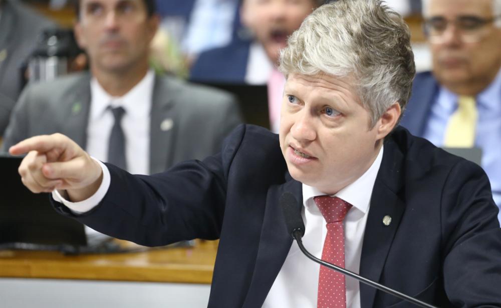 Check-in digital obrigatório em hoteis entra em vigor sob críticas; oposição tenta barrar