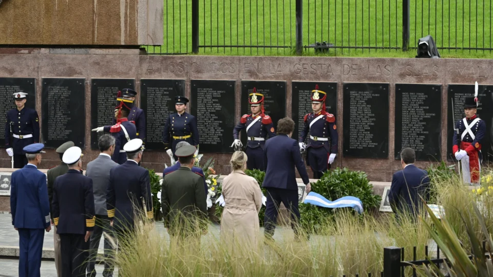 Homenagem a soldados mortos nas Ilhas Malvinas: Javier Milei