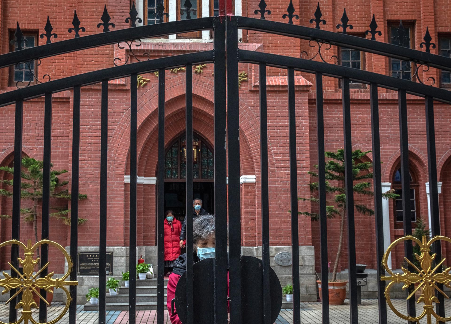 China deporta casal dos EUA após operação policial em igreja