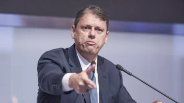 Sem citar Lula nominalmente, Tarcísio de Freitas afirmou que é "hora de largar o osso"