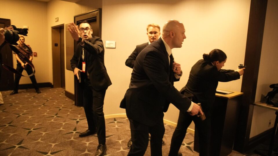 Donald Trump e primeira-dama dos Estados Unidos são retirados de jantar após tiros