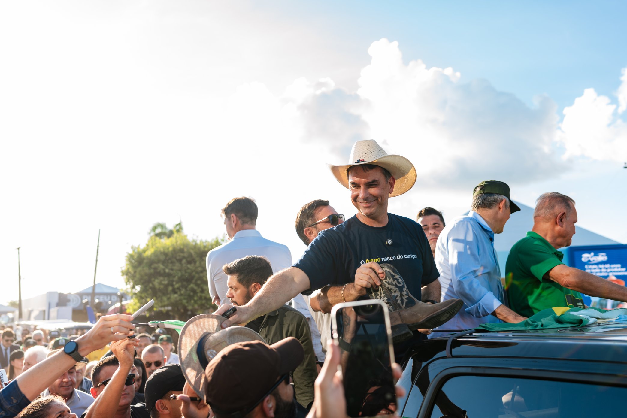 Flávio Bolsonaro abre visita de presidenciáveis na Agrishow após participação de feira no MT.
