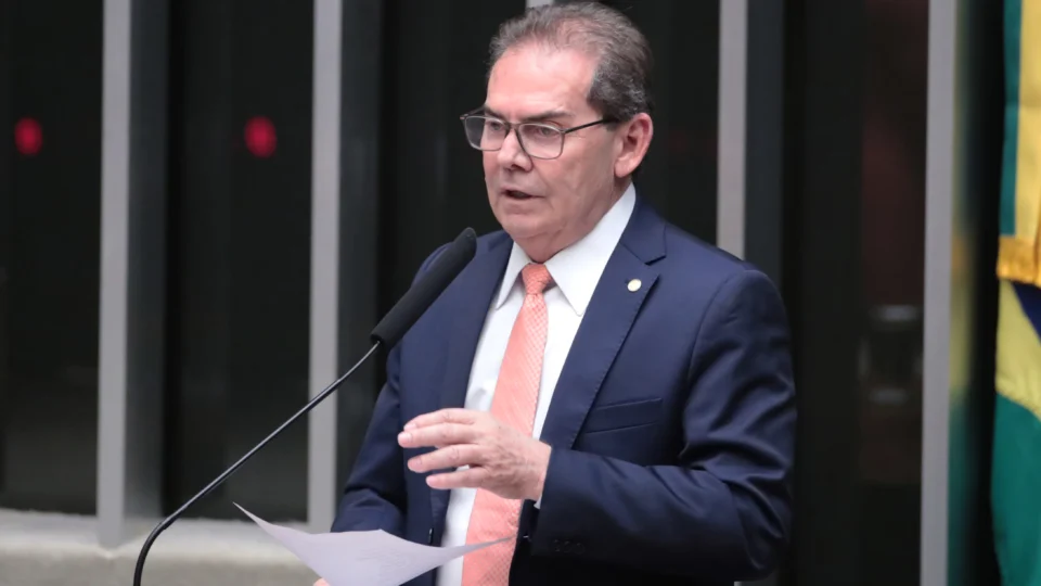 Possibilidade de reedição da chapa com Ciro e Paulinho foi sugerida por Aécio Neves.
