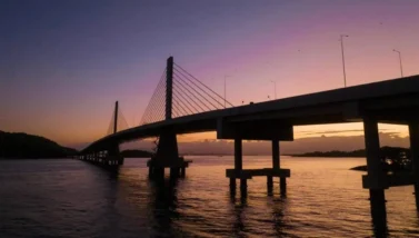 Inauguração da Ponte de Guaratuba terá ato oficial, espetáculo com drones, luzes e fogos, com liberação ao público após o evento.