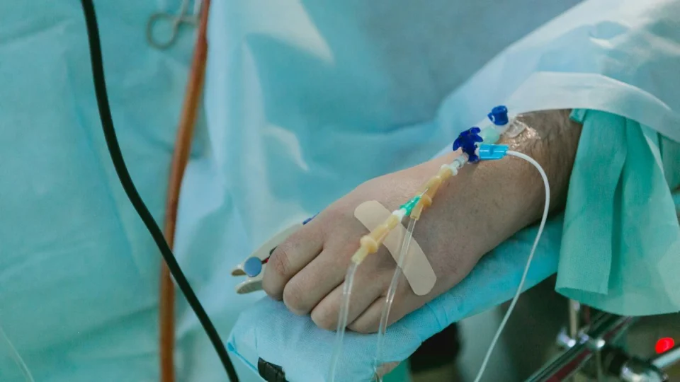 Homem tomando soro no hospital após diagnóstico de doença.