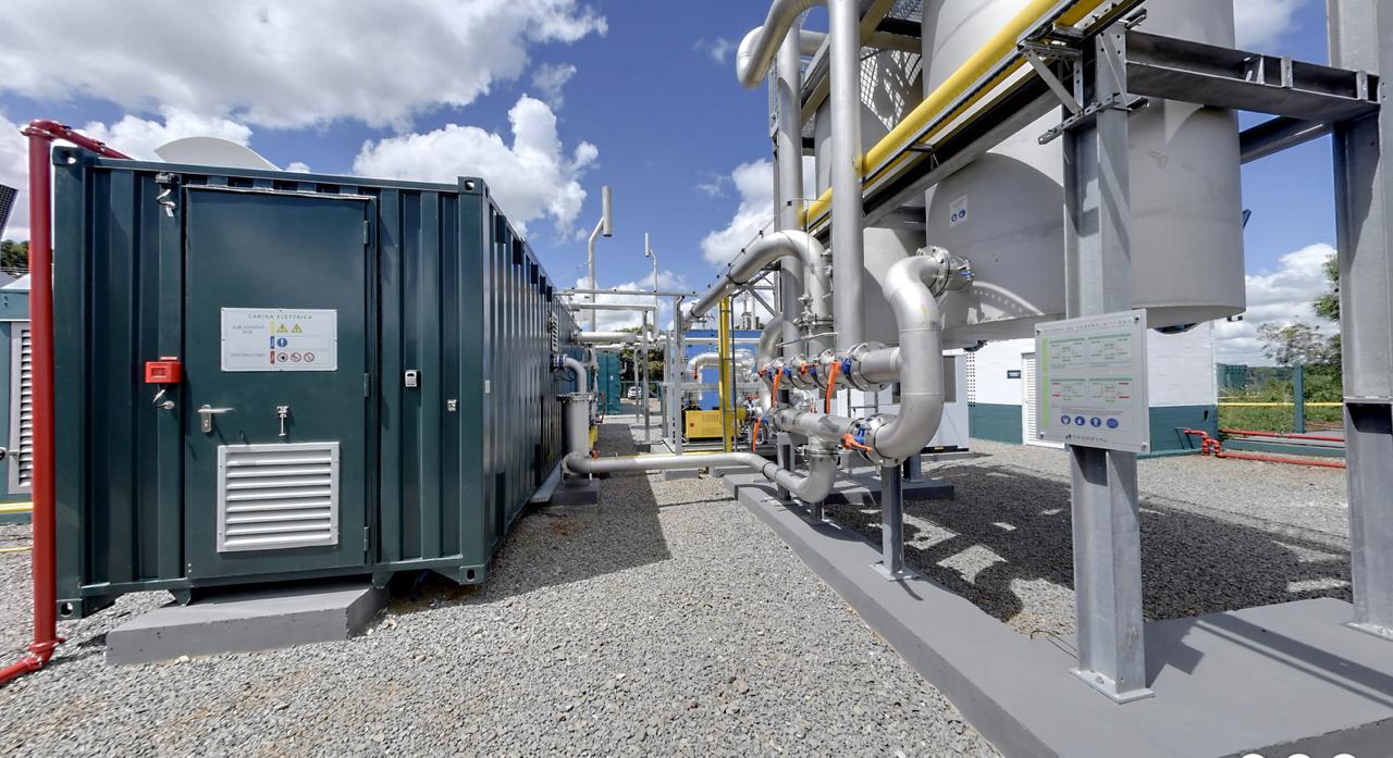 A planta da H2A Bioenergia em parceria com a Copercampos custou R$ 65 milhões e tem capacidade diária de 16 mil m³ de biometano certificado — volume que será distribuído tanto por carretas quanto injetado na rede de gás de Santa Catarina.