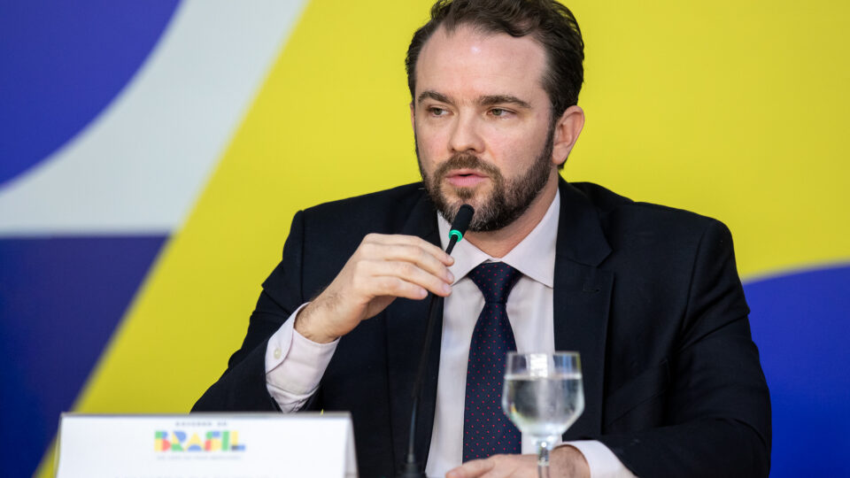 Novo Desenrola permitirá uso do FGTS para quitar dívidas, diz Durigan