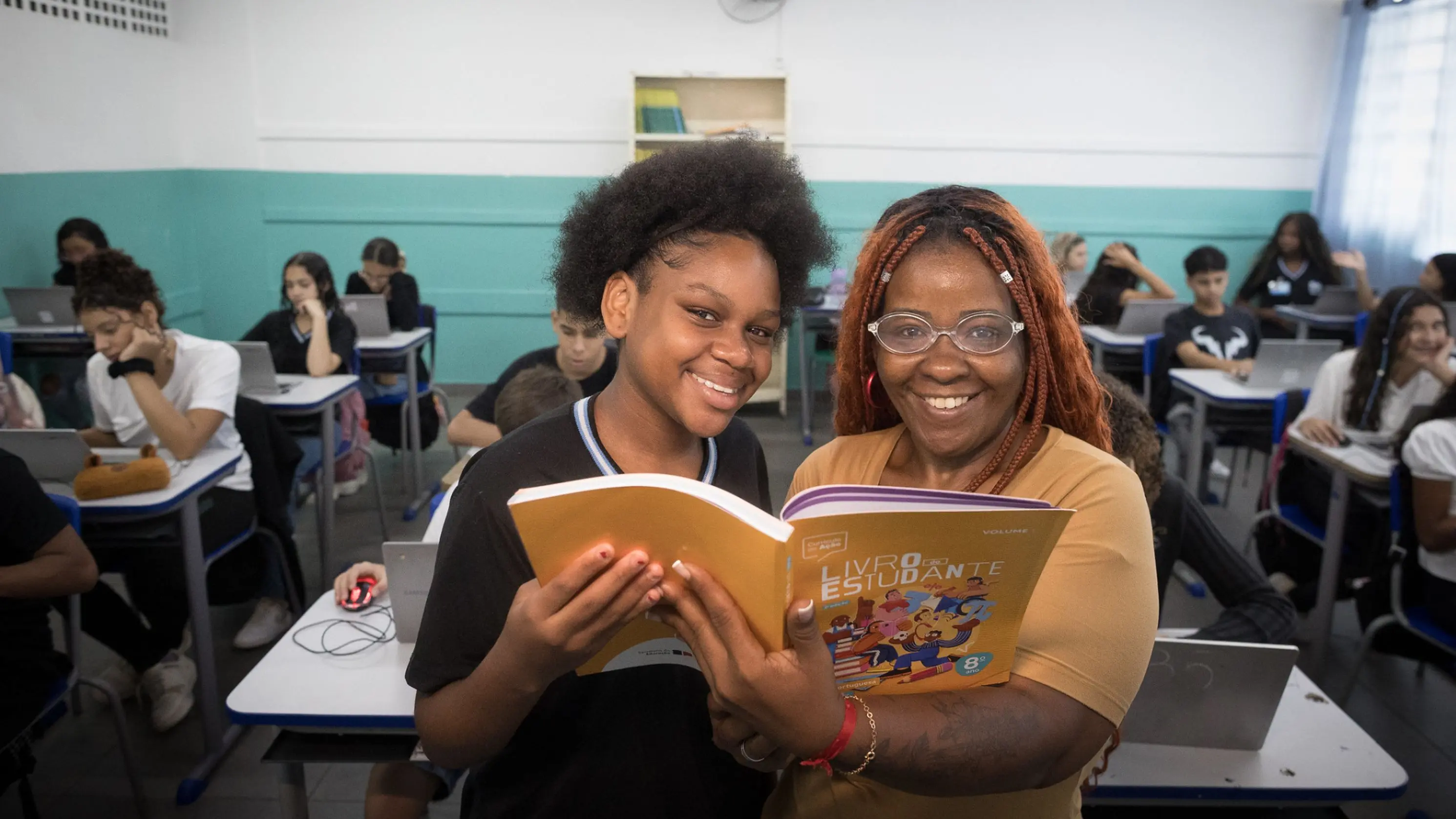 Aprendizagem em sala com apoio docente e recursos pedagógicos fortalece o desenvolvimento dos estudantes na rede estadual.