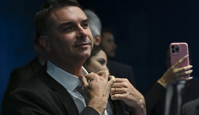 Flávio teria negociado com Vorcaro financiamento milionário para filme sobre Bolsonaro