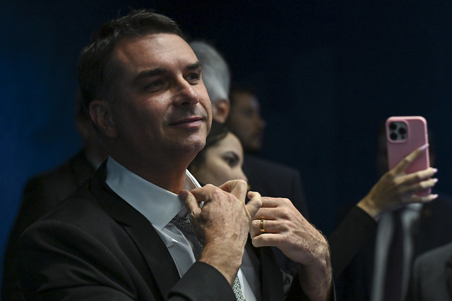 Flávio pediu a Vorcaro financiamento milionário para filme sobre Bolsonaro