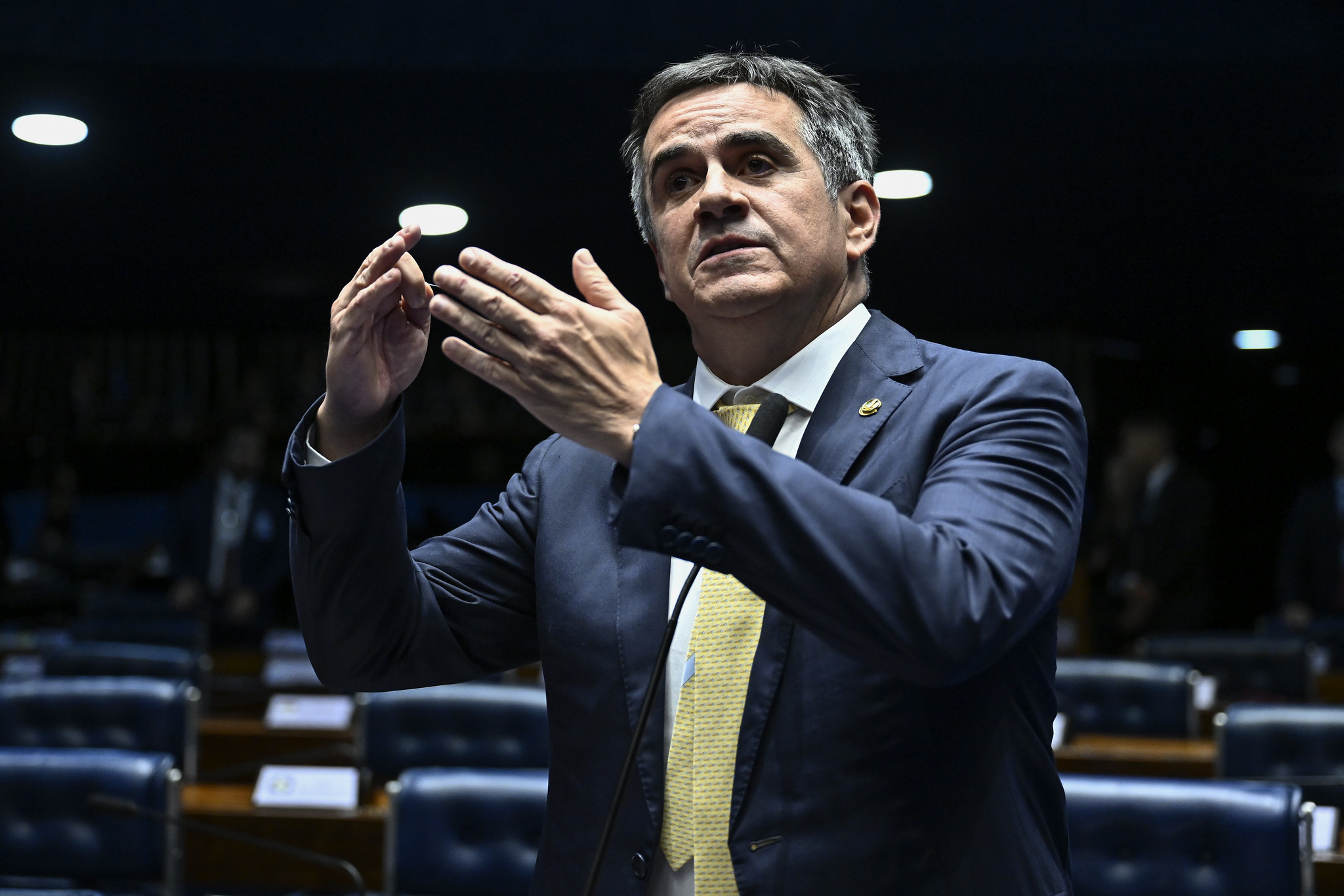 Flávio tem eleição nas mãos, mas pode jogar fora