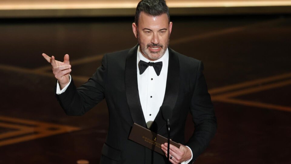 Kimmel rebate Trump por pedir sua demissão por comentário sobre Melania “viúva”: “Liberdade de expressão”