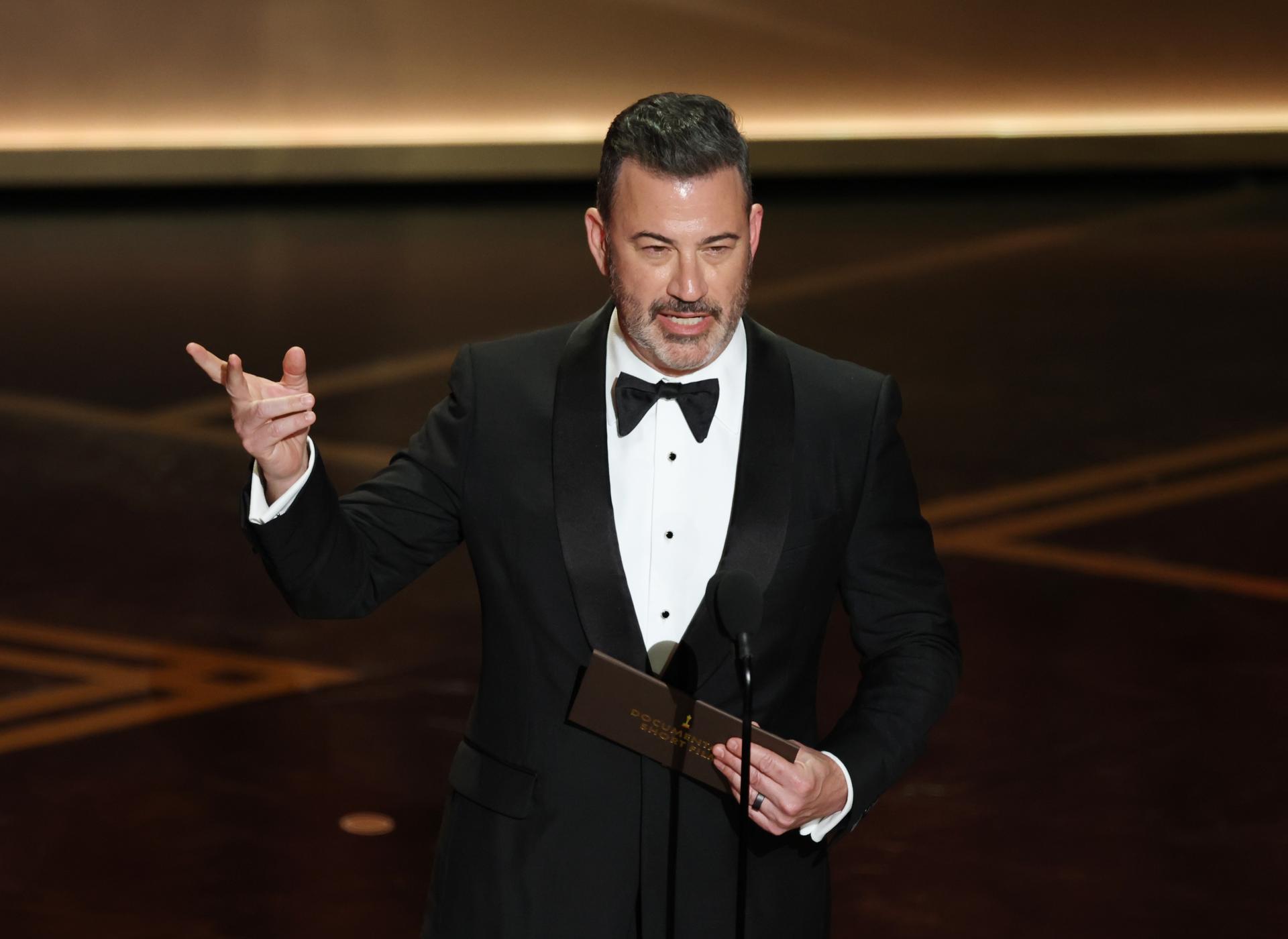 Kimmel rebate Trump por pedir sua demissão por comentário sobre Melania “viúva”: “Liberdade de expressão”