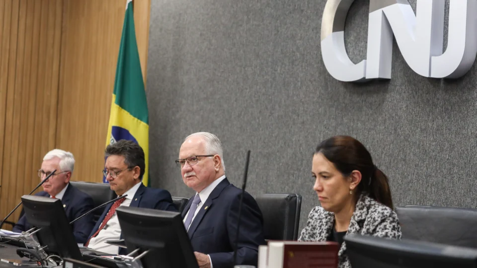 Medida assinada por Fachin faz parte de negociação após Dino derrubar "penduricalhos".