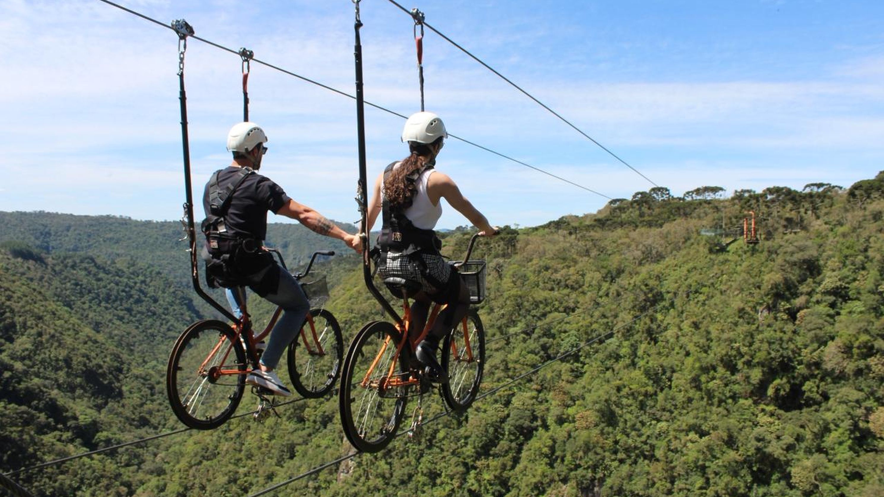 Skybike em Urubici, considerada a mais alta do Brasil, leva visitantes a pedalar suspensos a 150 metros de altura sobre a Cachoeira Papuã, unindo adrenalina e contemplação da paisagem da Serra Catarinense.