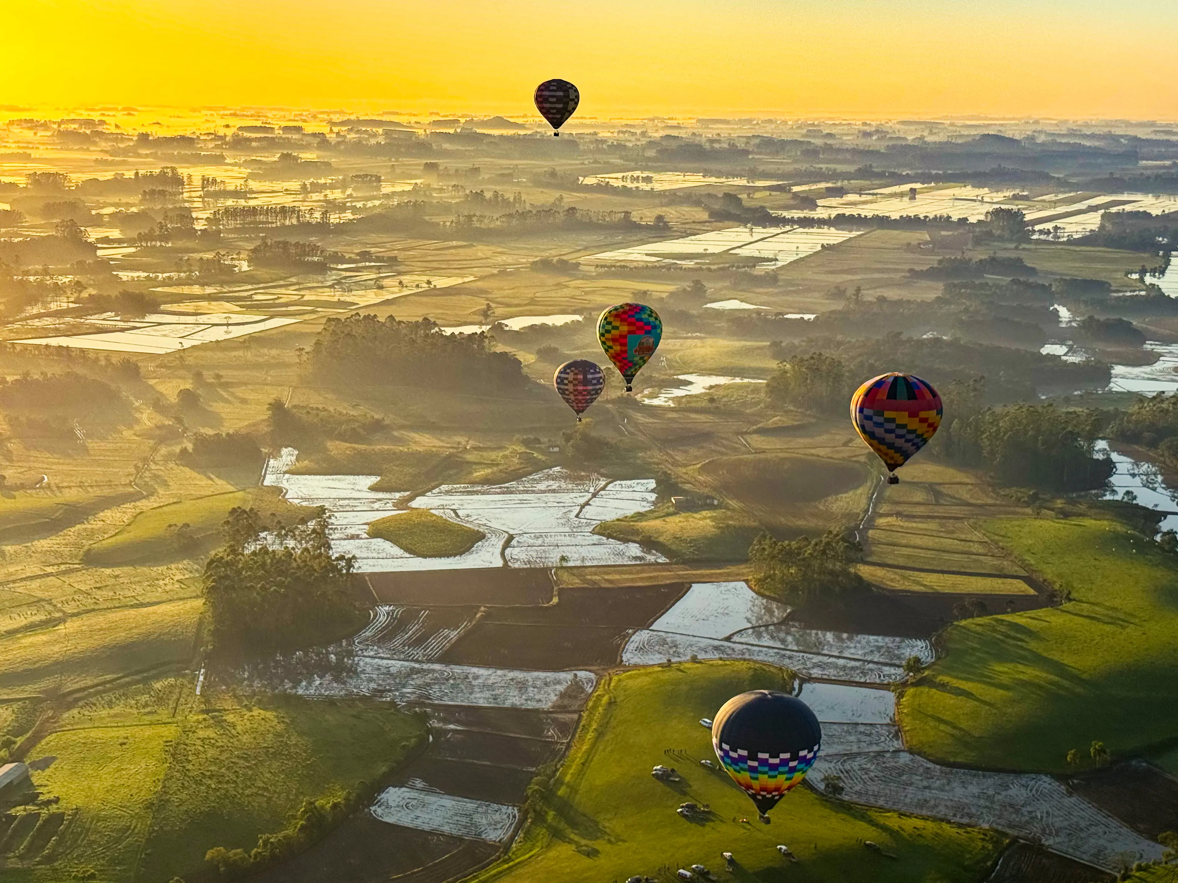 Balonismo ao amanhecer em Praia Grande revela uma vista panorâmica dos cânions do Sul catarinense, experiência que combina contemplação e aventura em meio às paisagens naturais da região.