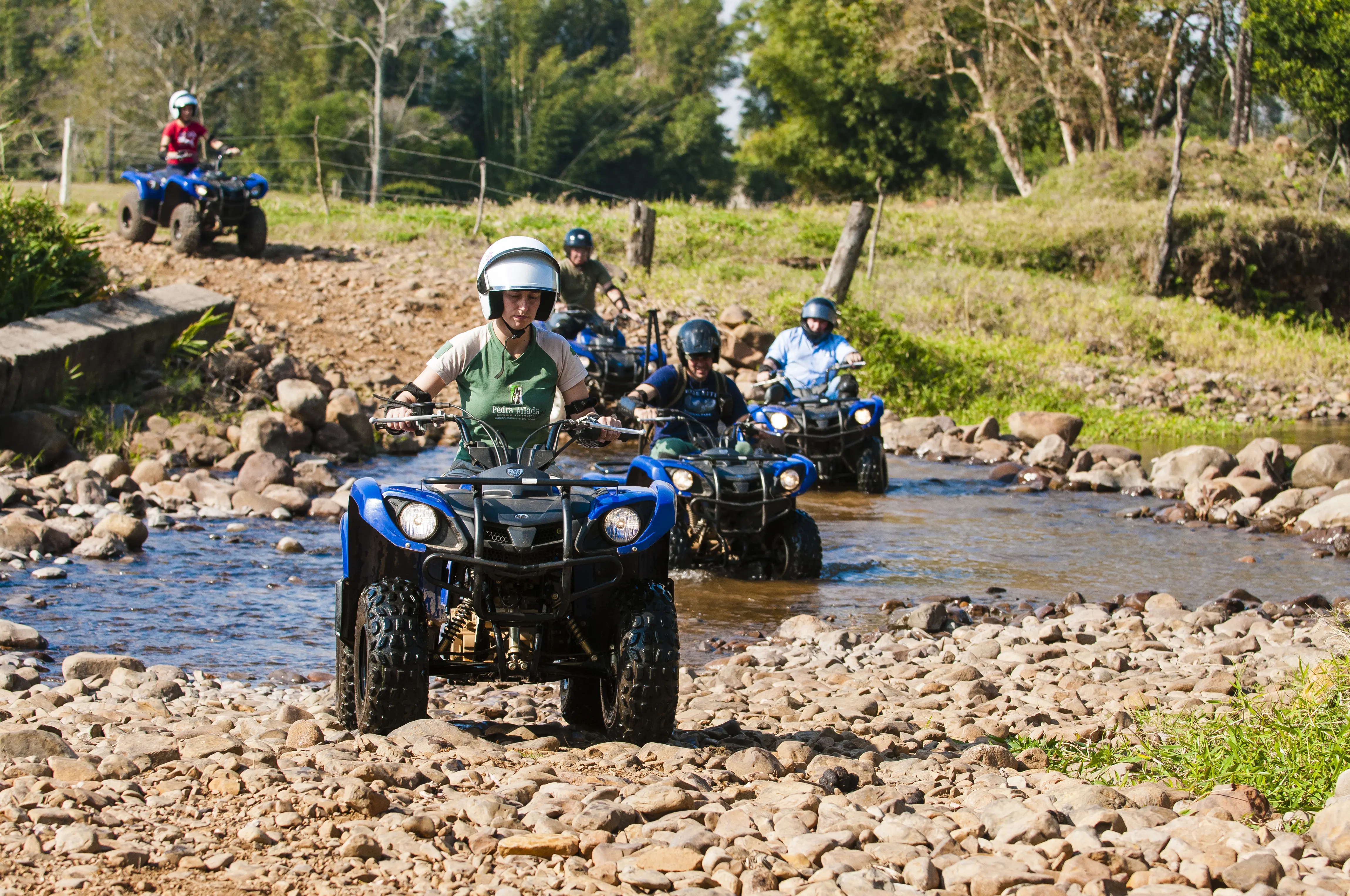 Passeios de quadriciclo por trilhas e cursos d’água no interior catarinense oferecem uma experiência de aventura que combina contato direto com a natureza e diferentes níveis de desafio.