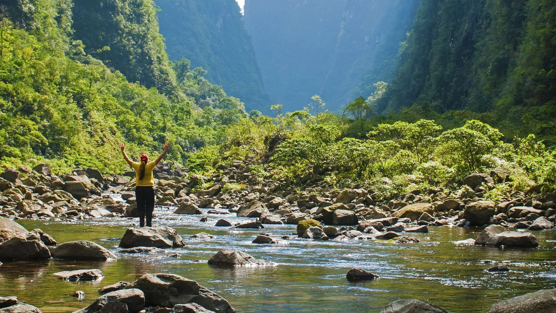 Trilhas e travessias por rios em meio a cânions do Sul catarinense proporcionam contato direto com a natureza e revelam cenários preservados ideais para o ecoturismo e a aventura.