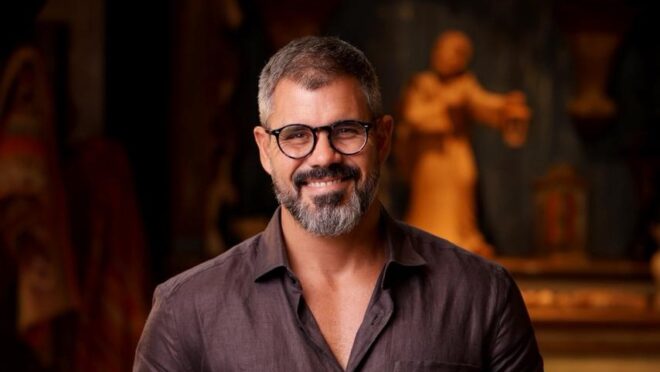 “Homem forte é o que chega do trabalho e ajuda a mulher”, diz ator atacado pela esquerda