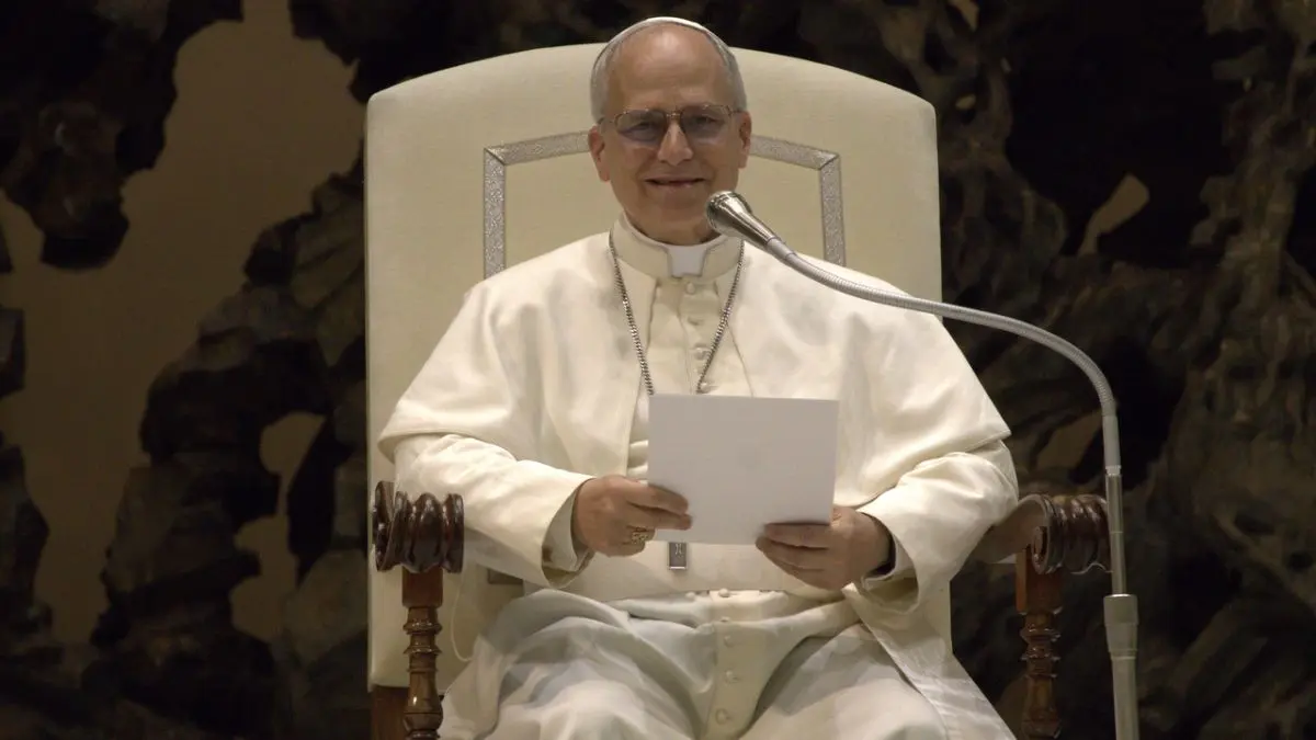 Papa Leão XIV sentado, enquanto cita as qualidades que os diplomatas da Igreja devem ter.