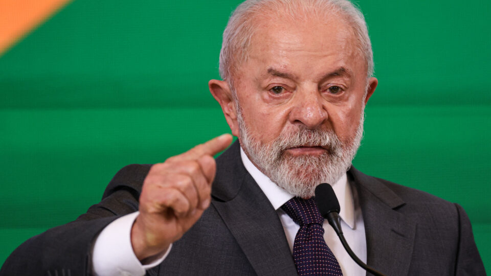 PF diz que investigava crime contra honra de Lula em abordagem por faixa com “ladrão”