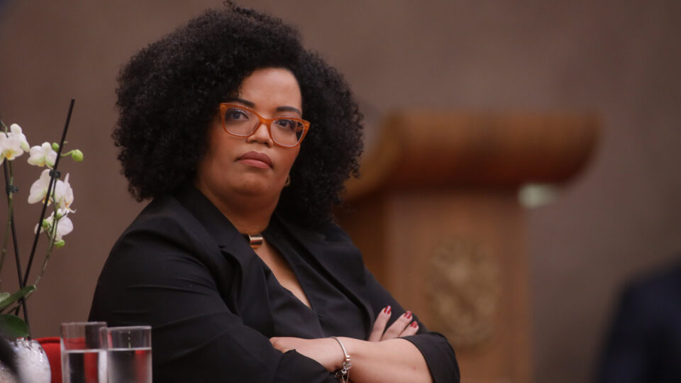 Jornalista é condenada por dizer que colega foi “contratada por cota”