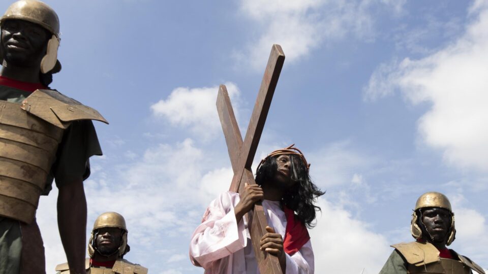 Homens armados matam pastor e sequestram 40 fiéis em igreja na Nigéria